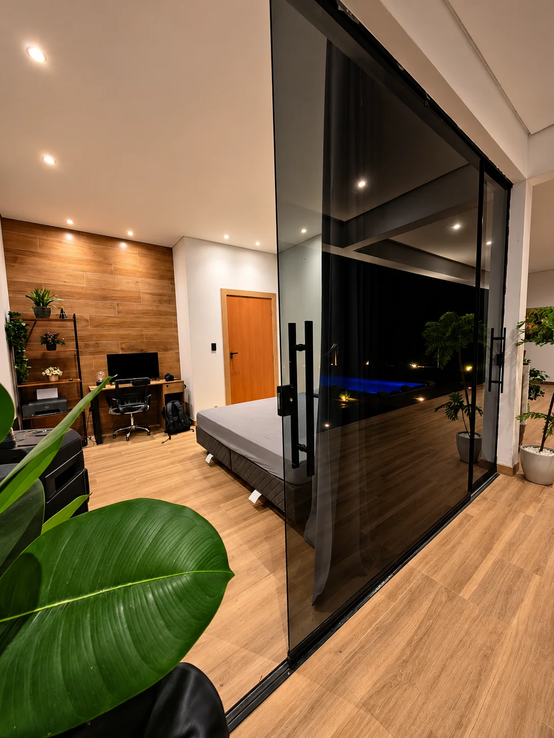 Quarto com portas de vidro voltadas para a varanda